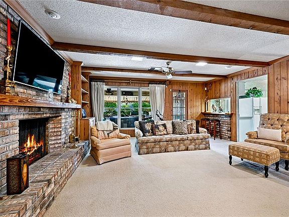 5th image of 42 Chateau Palmer Dr