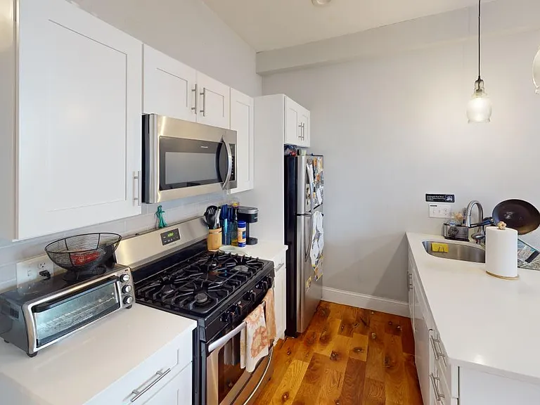224 Lexington St #2 — Photo 3