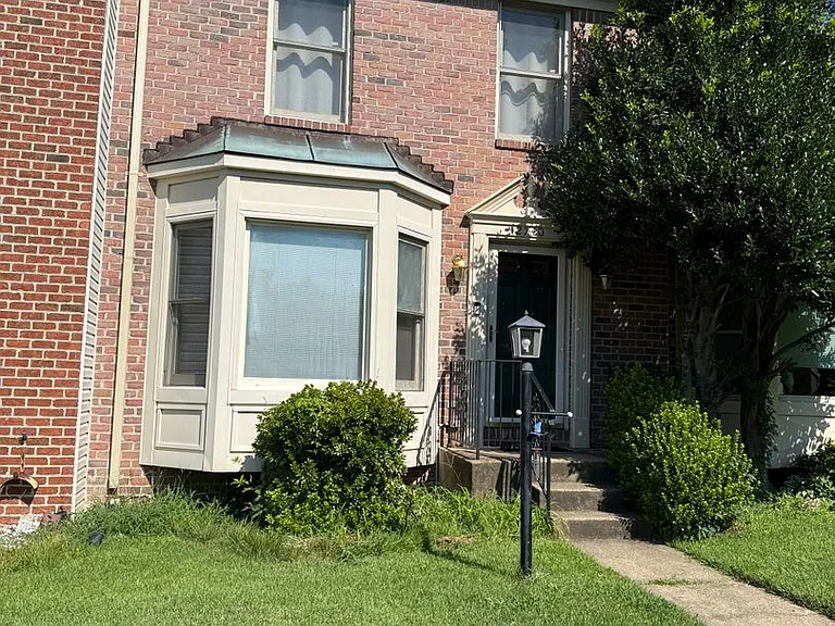 2740 Winston Ct — Photo 2