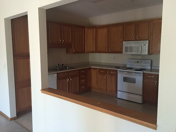 3rd image of 1480 Applewood Ct W Unit 102