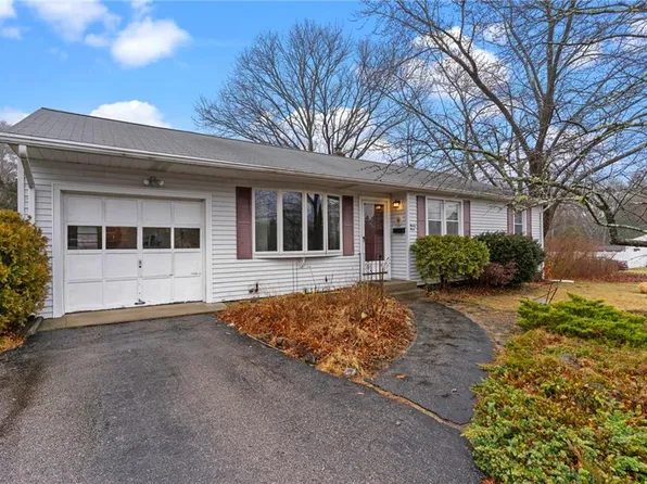 24 Dahlia Dr, North Kingstown, RI 02852