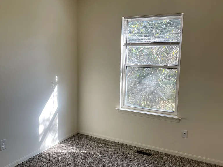 404 Henry Dr — Photo 8