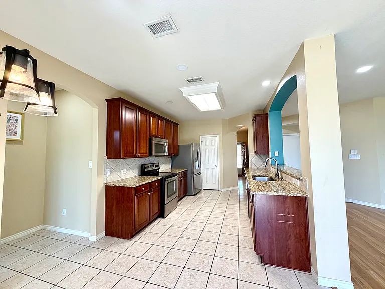 902 Rockton Dr — Photo 4