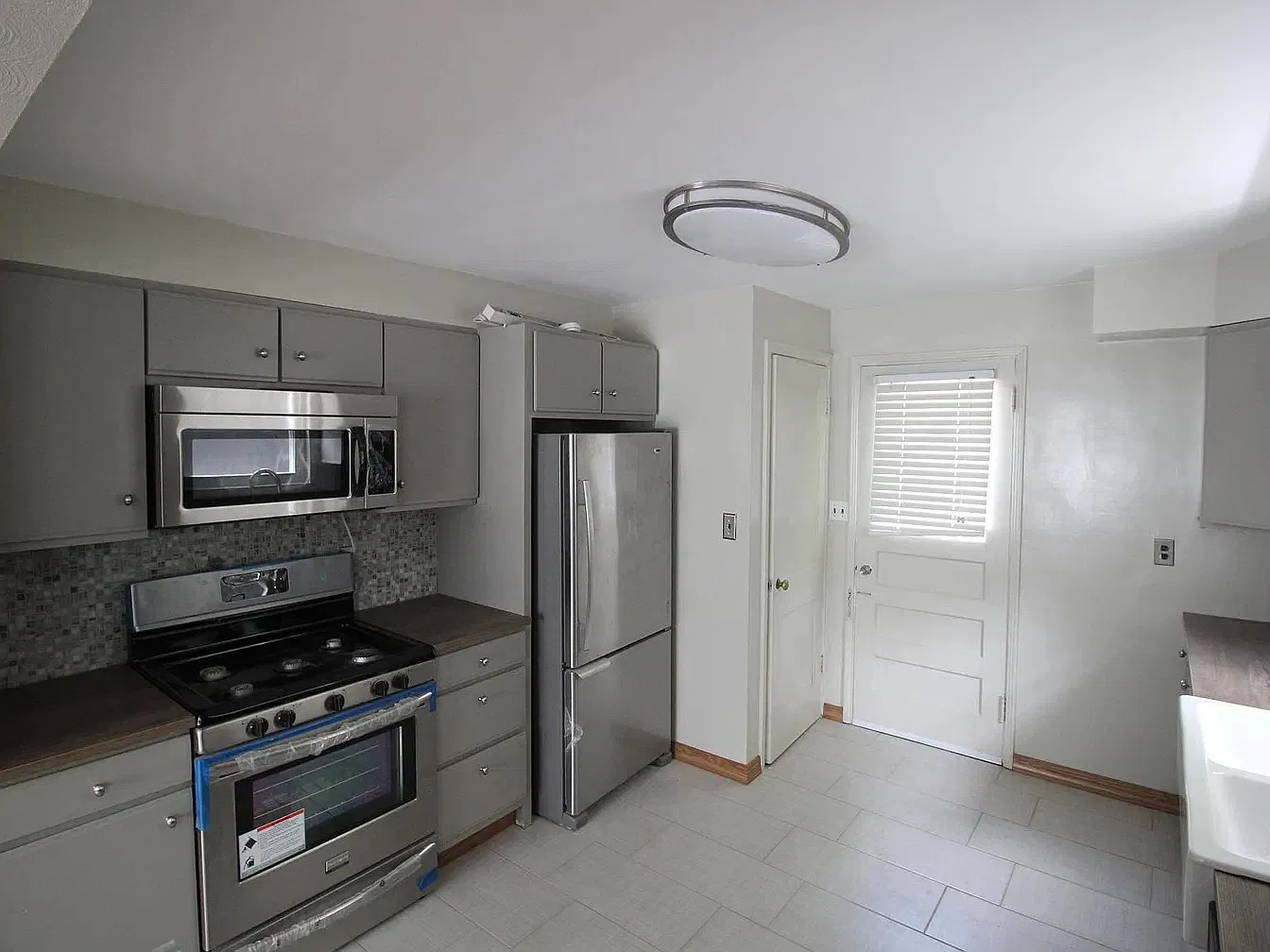 3 bed, 1110 sqft, $1,900 — Photo 2
