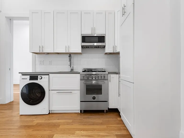 210 E 22nd St #1M — Photo 1