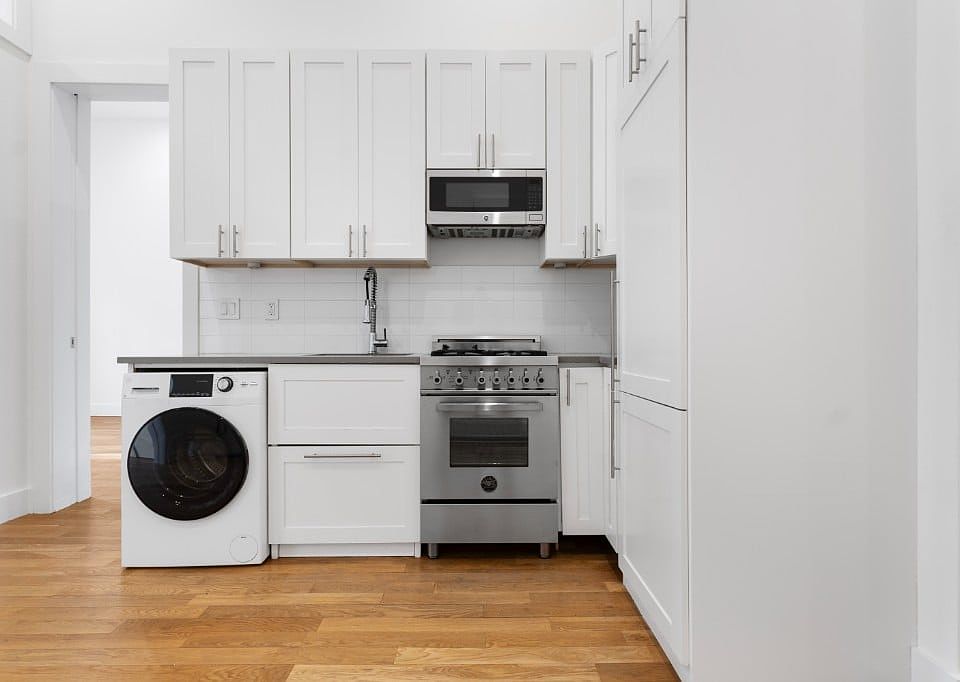 1st image of 210 E 22nd St APT 1m
