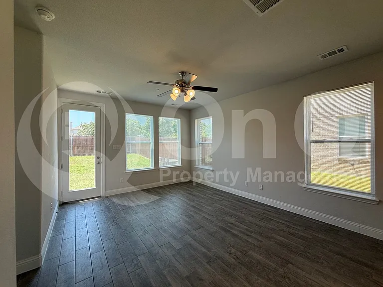 588 Hutchinson Ln — Photo 3