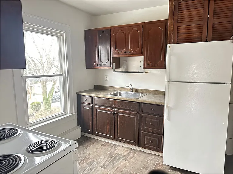 187 E Katherine Ave — Photo 4