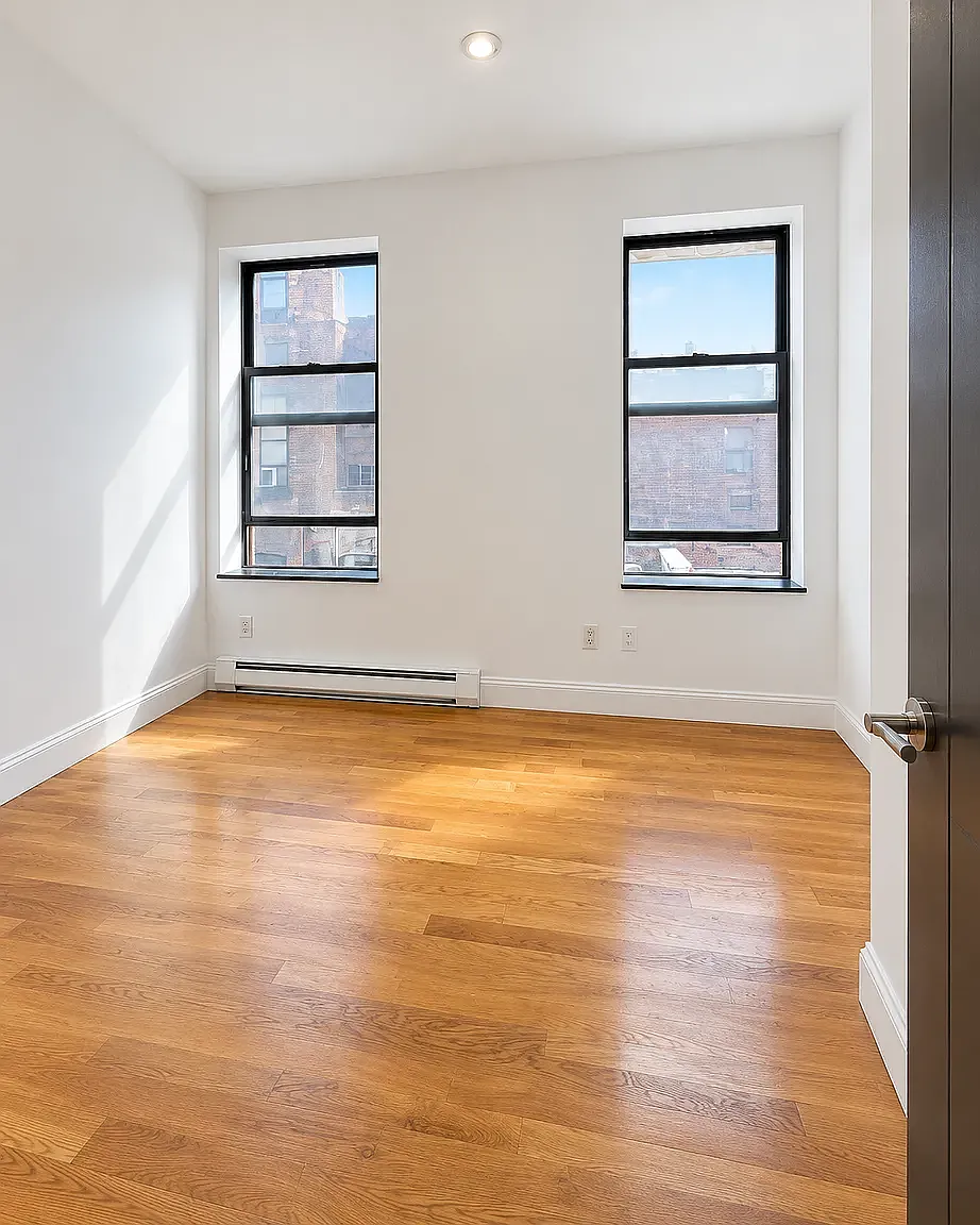 10 Manhattan Avenue — Photo 4