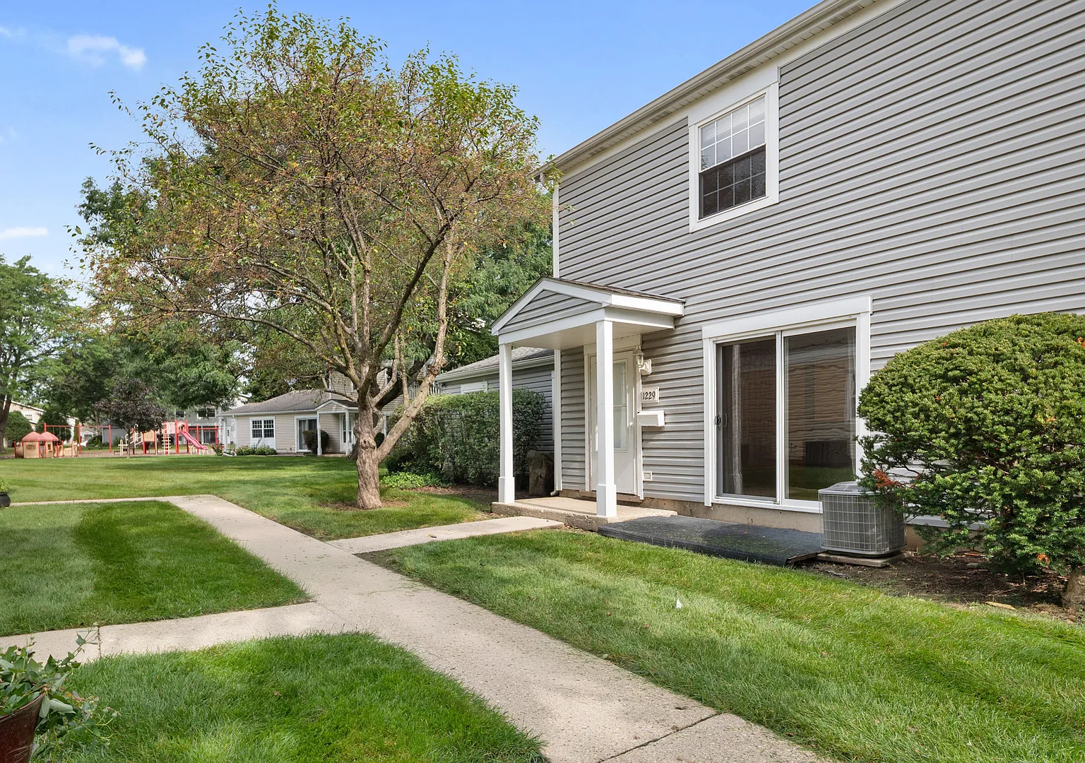 2 bed, 1.5 bath, 950 sqft, $2,300 — Photo 2