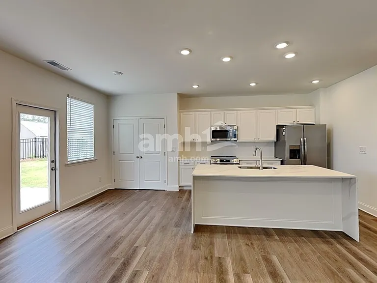 1036 Highland Walk — Photo 5