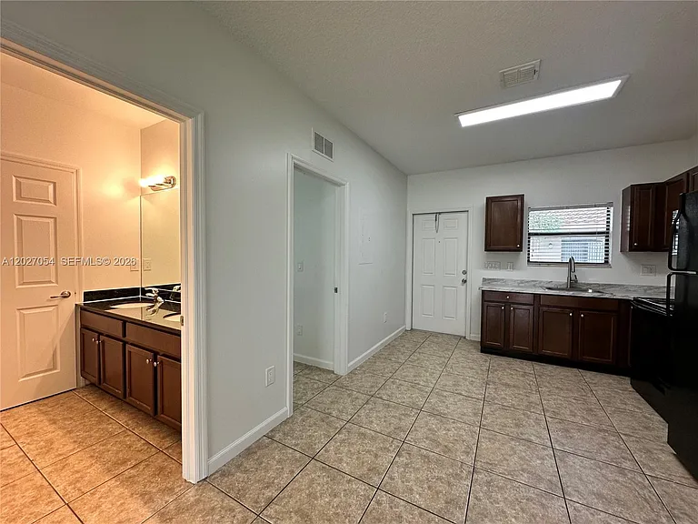 1035 NE 10th Ave #1 — Photo 9