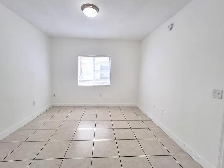 2421 W 78th St #104 — Photo 15