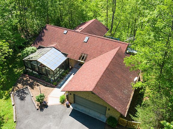 2nd image of 1066 Kanawha Ln