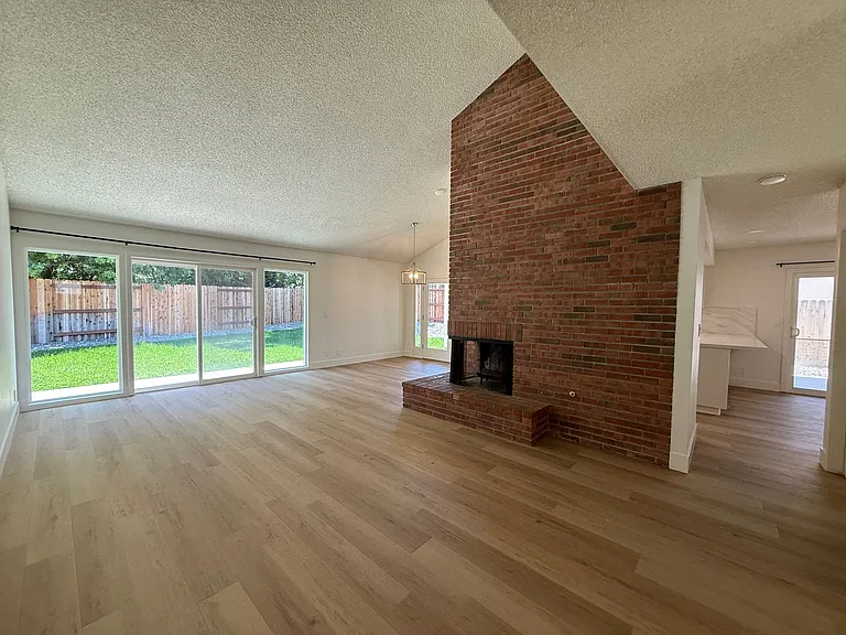 1120 Village Dr — Photo 9