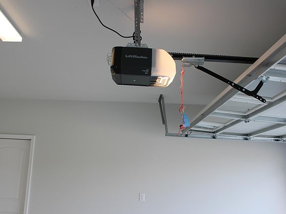 3rd image of 411 Cordova Ave