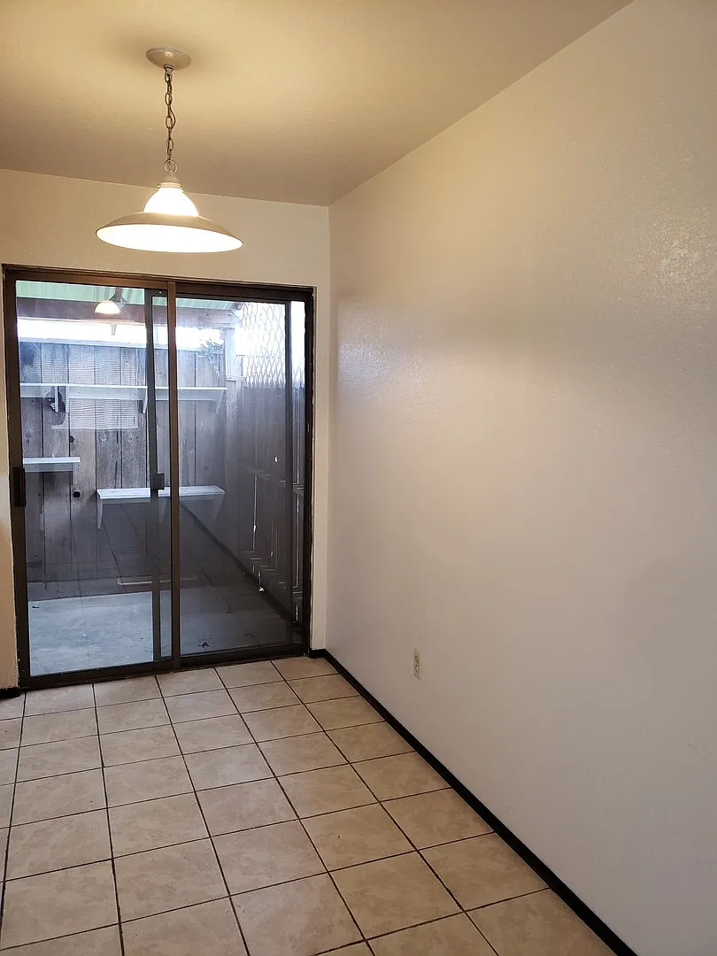 1190 Kenwood Ave — Photo 3