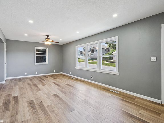 5th image of 209 N 5th Ave