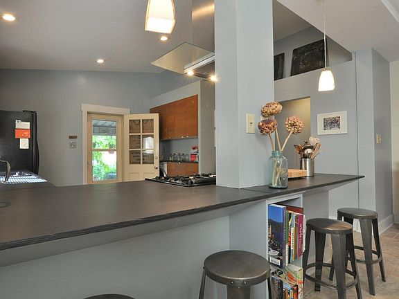 Extra large peninsula for food prep casual dining, etc.