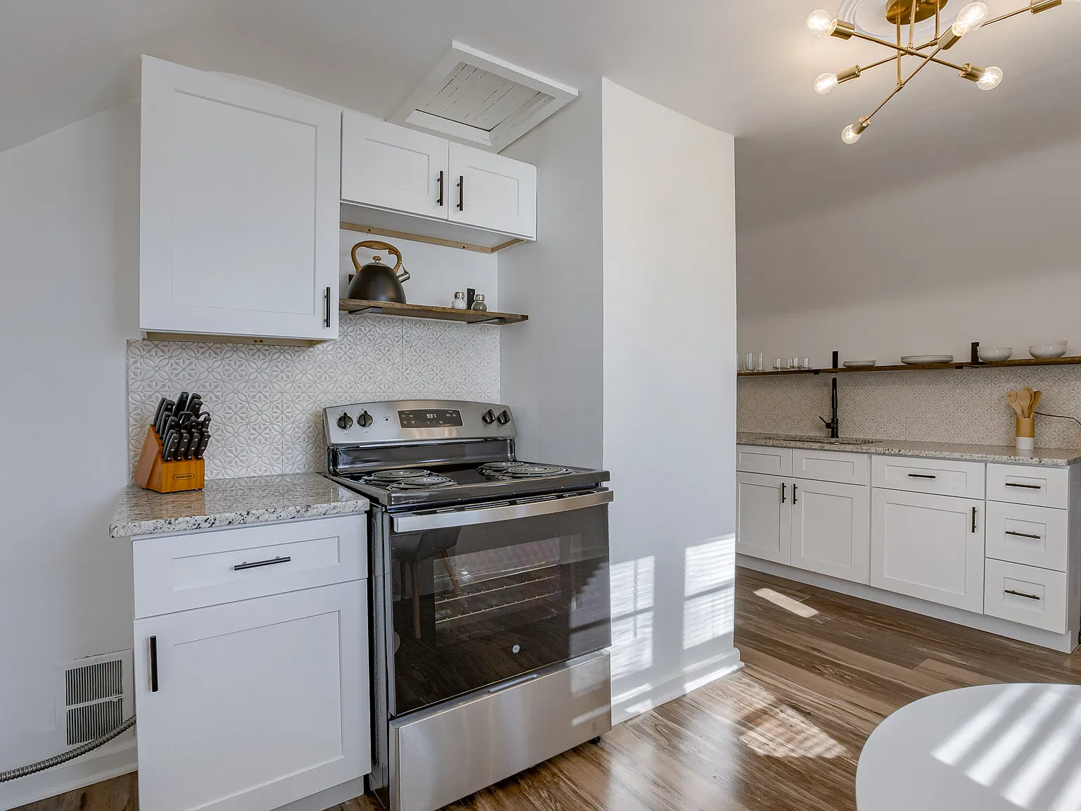 3420 Burt St — Photo 3