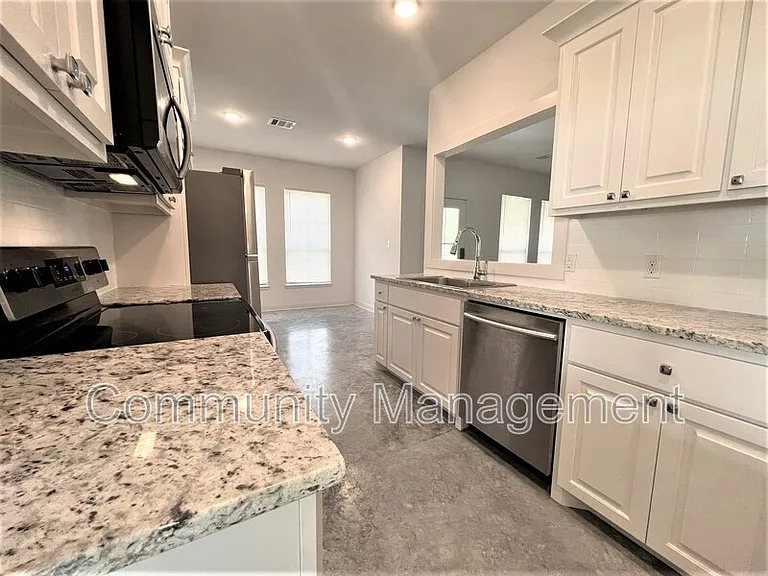 7677 River Ridge Dr — Photo 2