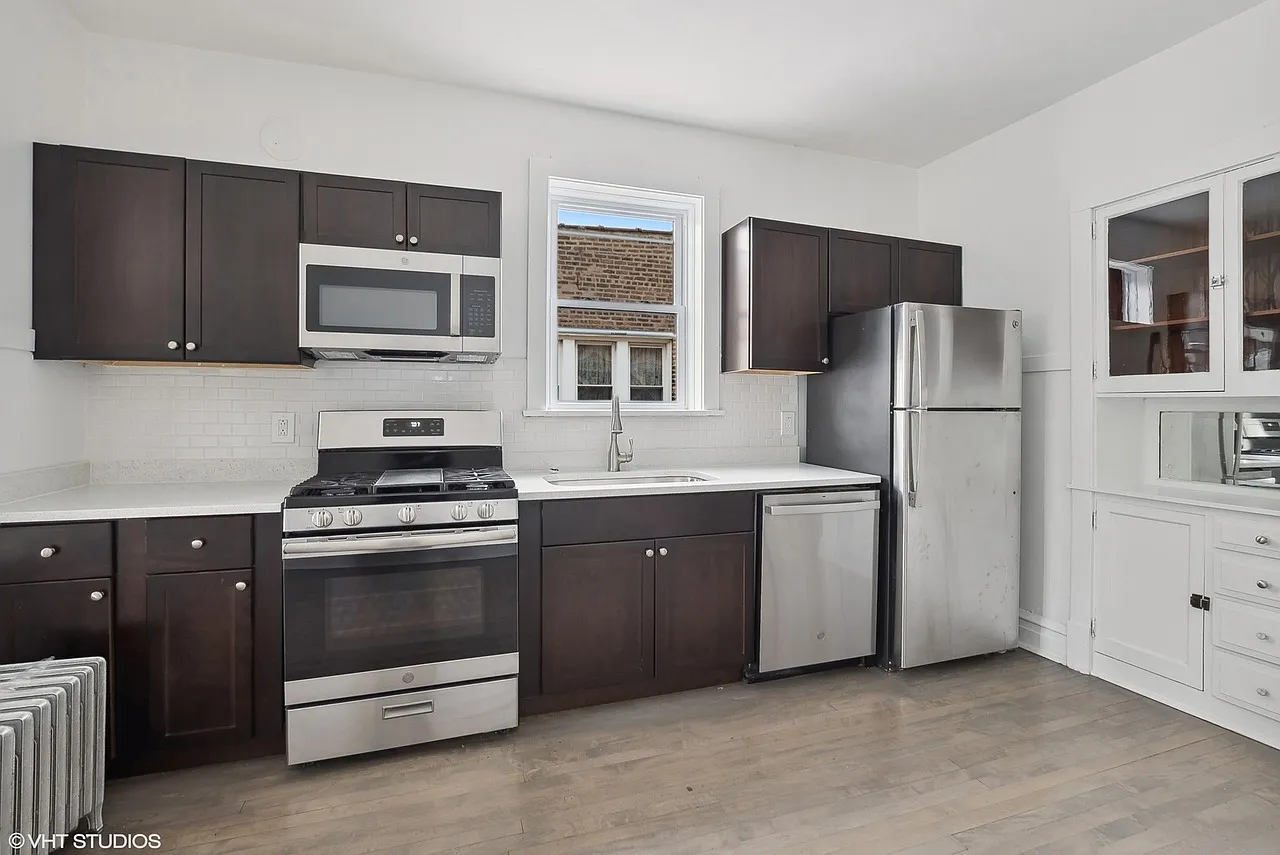2 bed, 1000 sqft, $2,200 — Photo 3