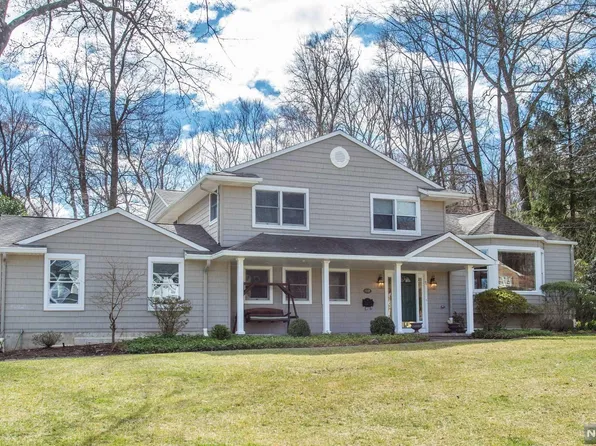 512 Oldwoods Rd, Wyckoff, NJ 07481