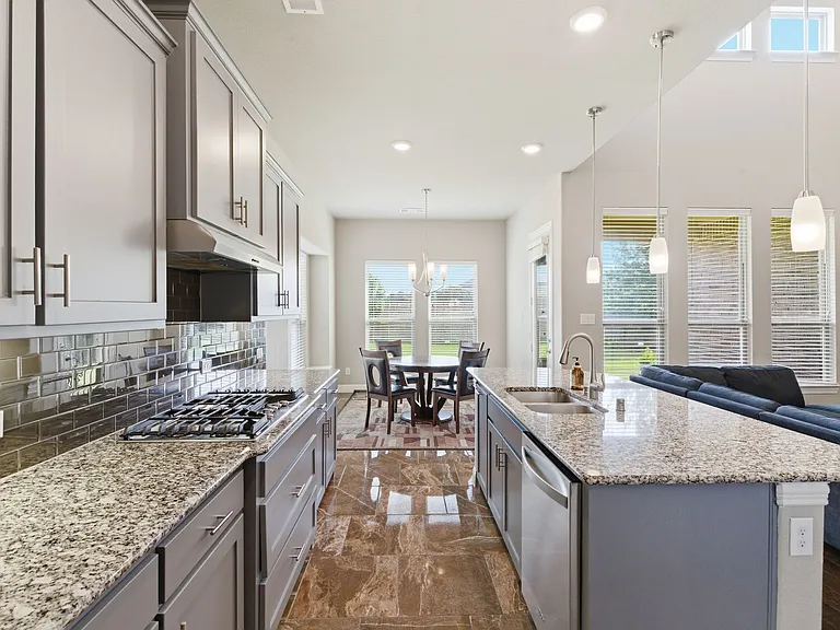 7452 Reverchon Dr — Photo 10