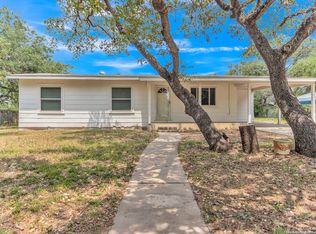 608 Mockingbird Ln, Devine, TX 78016