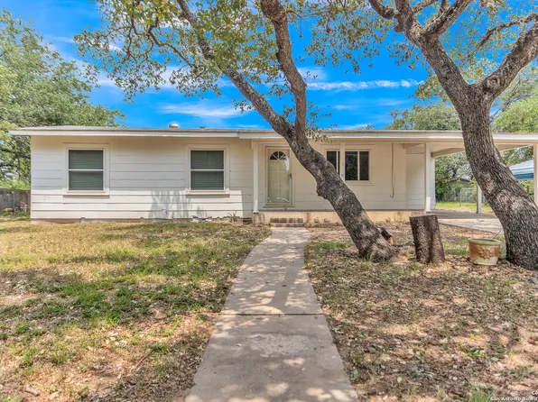 608 Mockingbird Ln, Devine, TX 78016