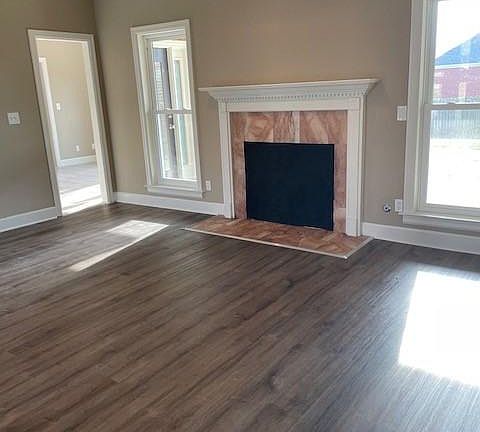 4th image of 1937 Parkview Dr S