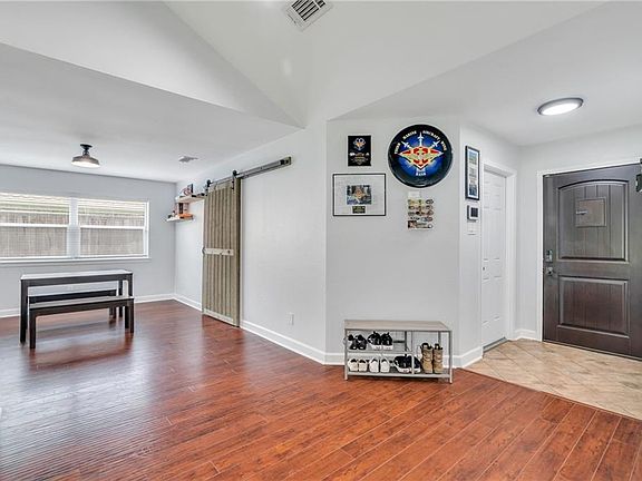 5th image of 2572 Long Branch Dr