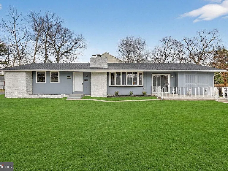 1102 Evergreen Blvd — Photo 1