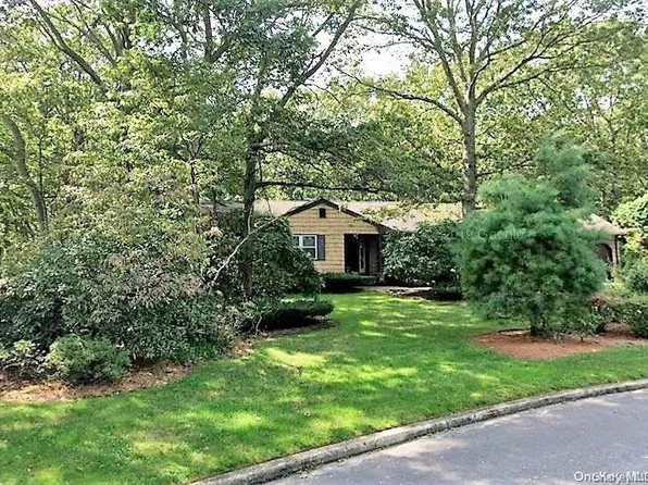 20 White Spruce Circle, Commack, NY 11725