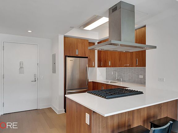 4th image of 500 W 30th St #5W
