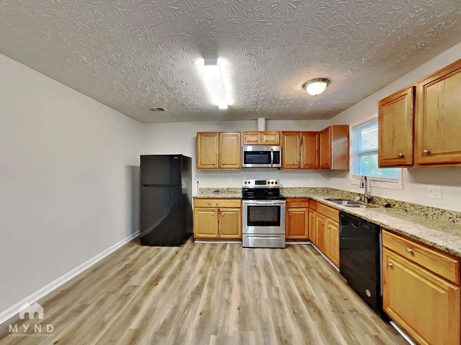 3 bed, 2.0 bath, 1439 sqft, $1,810 — Photo 2