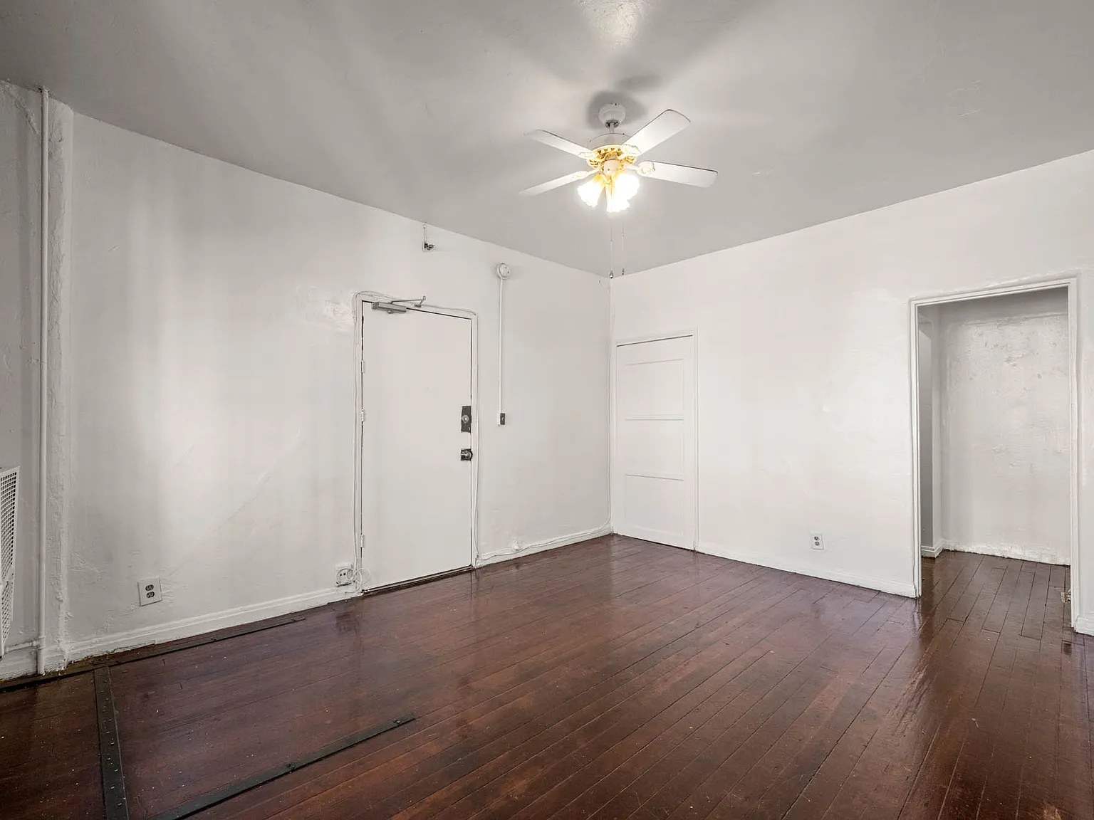 746 S Normandie Ave — Photo 2