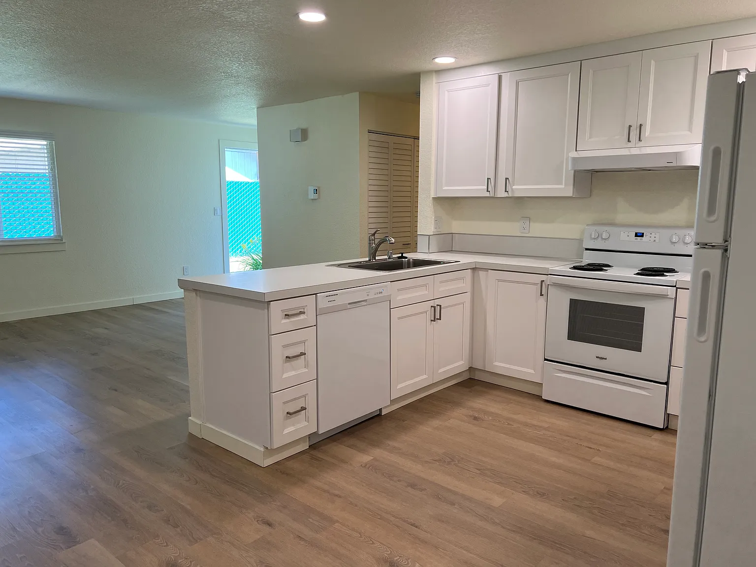 300 Dennis St SE — Photo 2