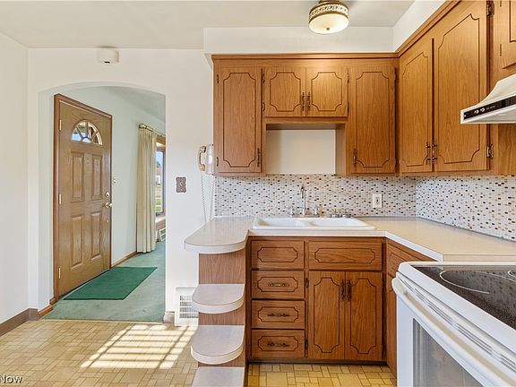 2nd image of 5915 Forest Ave