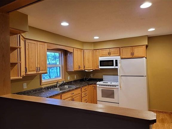 5th image of 320 Arlington Blvd N