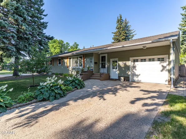 1521 7th Ave NW, East Grand Forks, MN 56721