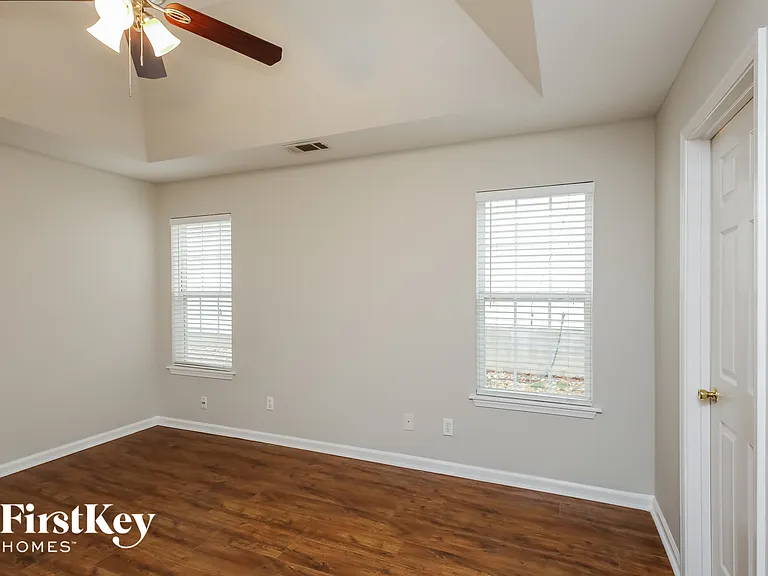 900 Charleston Ct — Photo 8