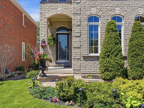 3rd image of 115 Sandringham Dr