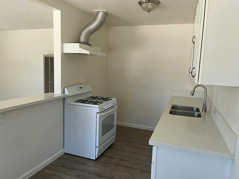 1044 Wallgreen St — Photo 17