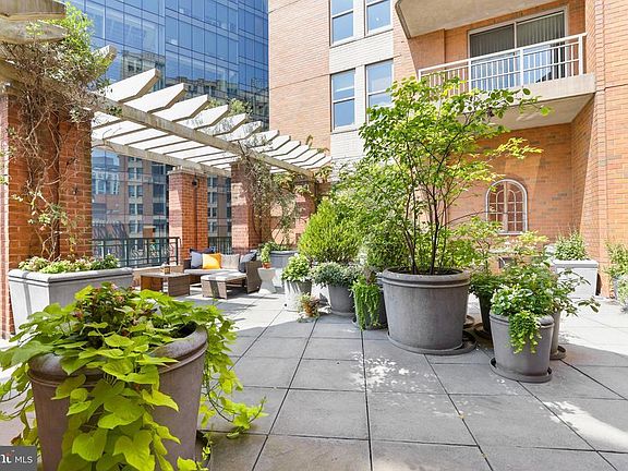 4th image of 717 President St #Penthouse 801