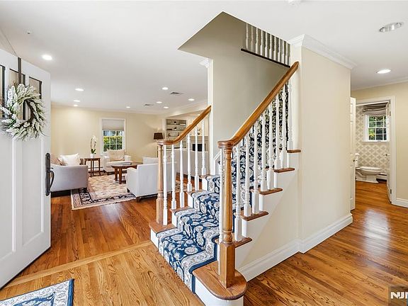 5th image of 694 Blauvelt Dr
