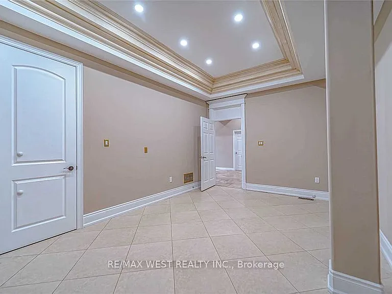 83 Elm Ave #MAIN FLOOR — Photo 12