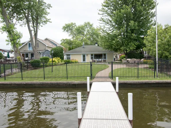 906 River Terrace Dr, Johnsburg, IL 60051
