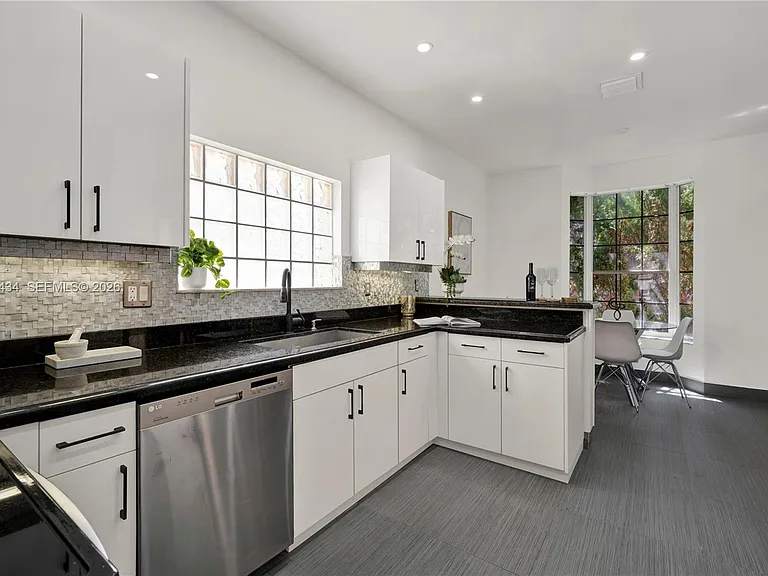 1251 Hayes St — Photo 12