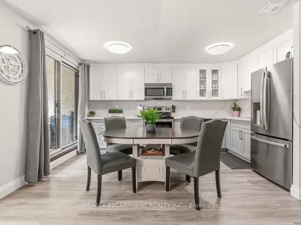 1066 Falgarwood Dr #157, Oakville, ON L6H 2P3
